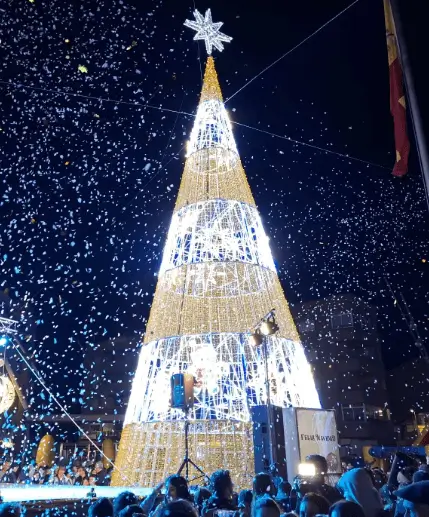 Soportes publicitarios activos durante la campaña de Navidad en la plaza Adolfo Suárez de Alcantarilla