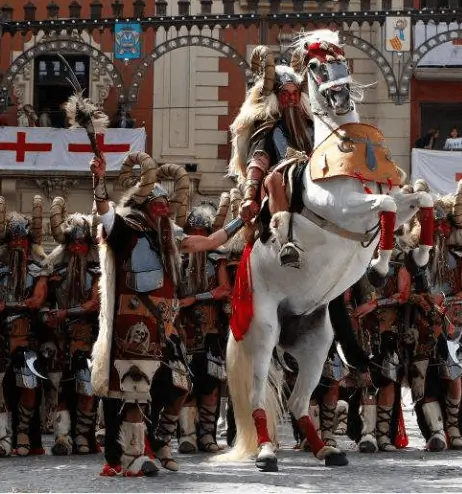 Publicidad exterior en las Fiestas de Moros y Cristianos de Alcoy