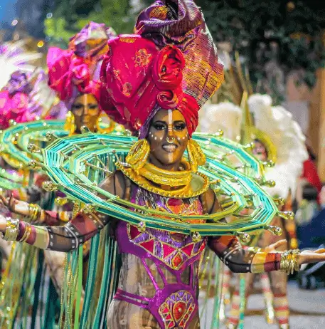 Publicidad exterior en el Carnaval de Alicante Publicidad exterior durante el Carnaval en Alicante