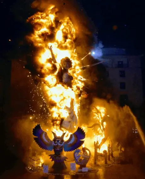 Publicidad exterior en Hogueras de San Juan Publicidad exterior durante las Hogueras de San Juan en Alicante