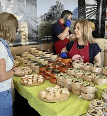 Publicidad exterior en la Feria del Queso y el Vino de Avilés