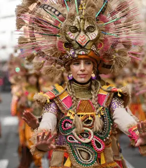 Soportes publicitarios activos durante el Carnaval de Badajoz, Fiesta de Interés Turístico Internacional, en el casco antiguo y San Roque