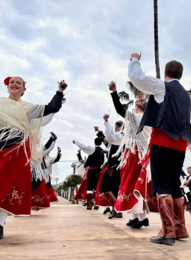 Soportes publicitarios activos durante el Festival Folclórico Internacional de Extremadura, una de las citas culturales clave del verano pacense