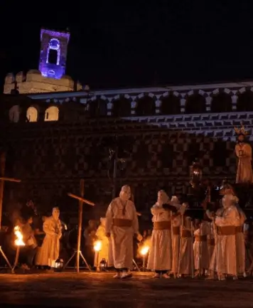 Soportes publicitarios activos durante la Semana Santa de Badajoz, Fiesta de Interés Turístico Internacional, en el casco histórico y la Catedral