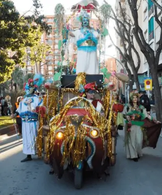 Soportes publicitarios en el centro de Badalona durante la rúa del Carnaval que recorre la Rambla y las principales avenidas en febrero