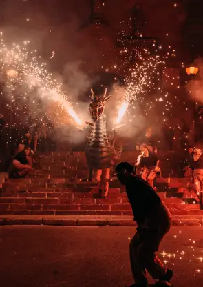 Soportes publicitarios activos durante las Festes de Maig de Badalona y la Cremada del Dimoni, declarada de interés turístico por la Generalitat de Catalunya en 1991