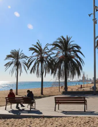 Soportes publicitarios próximos al paseo Marítim de Badalona, la Platja del Coco y el Pont del Petroli durante los meses de verano