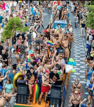Publicidad exterior durante el Benidorm Pride