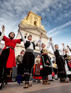 Publicidad exterior en Burgos durante el Festival de Música y Danza Publicidad exterior durante el Festival de Música y Danza en Burgos