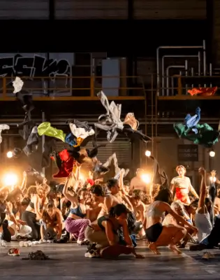 Publicidad exterior durante el FIT de Cádiz Mupis próximos al Gran Teatro Falla durante el FIT