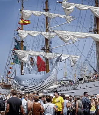 Publicidad exterior durante la Gran Regata en Cádiz Mupis en el entorno portuario durante la Gran Regata