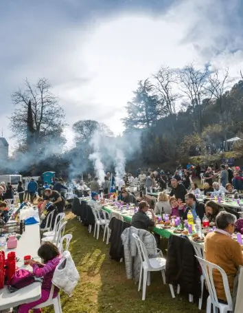 Soportes publicitarios activos durante el Aplec de Sant Iscle, romería tradicional en la vall de les Feixes de Cerdanyola