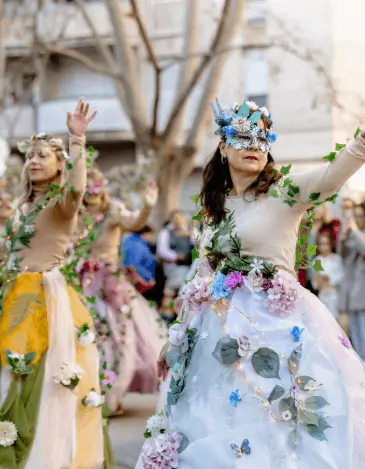 Soportes publicitarios activos durante el Carnestoltes, con desfiles y bailes por las calles de Cerdanyola del Vallès