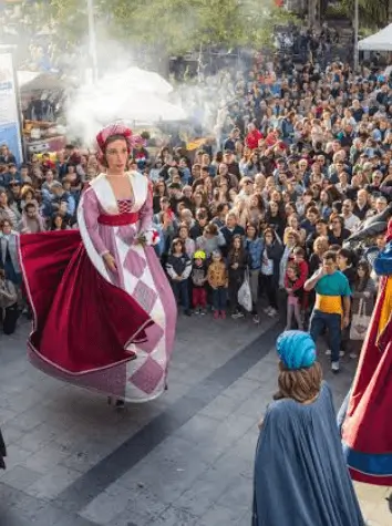 Soportes publicitarios activos durante la Festa Major del Roser de Maig, la fiesta grande de primavera de Cerdanyola del Vallès