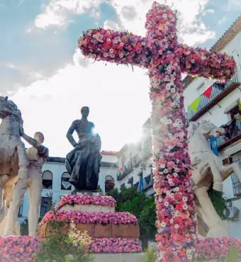 Publicidad exterior durante las Cruces de Mayo de Córdoba