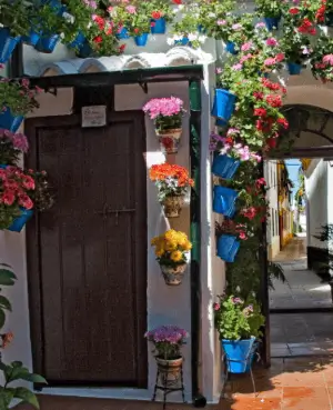 Publicidad exterior durante el Festival de los Patios de Córdoba