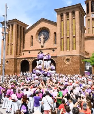 Soportes publicitarios activos durante el Corpus, la fiesta mayor de Cornellà de Llobregat celebrada en junio