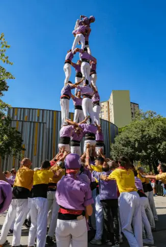 Soportes publicitarios activos durante la fiesta mayor del barrio de Sant Ildefons de Cornellà, celebrada en octubre