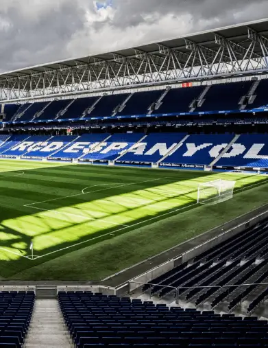Soportes publicitarios activos junto al RCDE Stadium de Cornellà, con capacidad para 40.500 espectadores