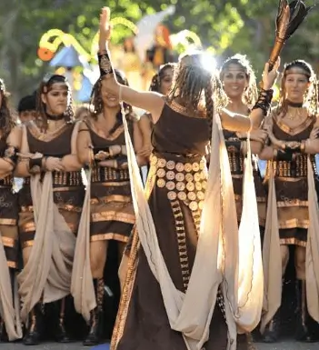 Publicidad exterior durante las fiestas de Moros y Cristianos de Dénia Publicidad exterior durante las fiestas de Moros y Cristianos de Dénia