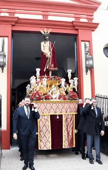 Soportes activos durante el Vía Crucis de las Hermandades de Dos Hermanas, evento de Cuaresma