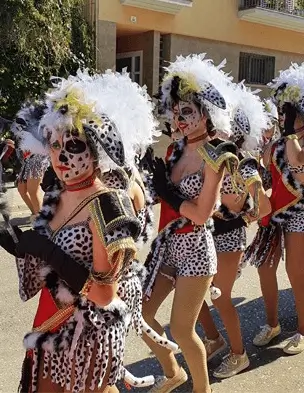 Vallas publicitarias activas durante el Carnaval de El Vendrell, con la rua como acto central del invierno