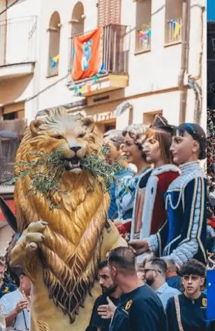 Vallas publicitarias activas durante la Festa Major de Santa Anna, con los castells de los Nens del Vendrell