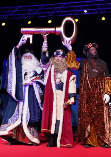 Soportes publicitarios activos durante la cabalgata de Reyes, que recorre Esplugues de la plaça Catalunya a la rambla Verge de la Mercè