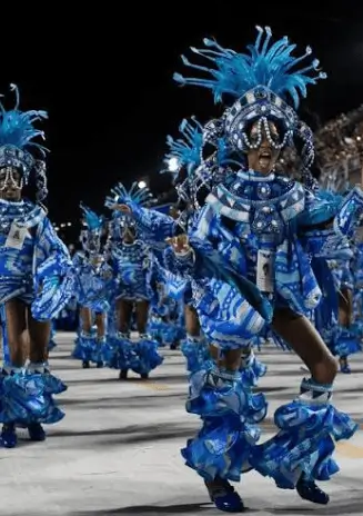 Soportes publicitarios activos durante la rúa de Carnaval que cruza el centro de Esplugues