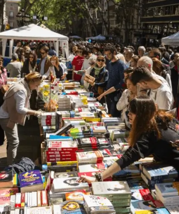 Soportes publicitarios activos durante la diada de Sant Jordi, con paradas de libros y rosas en el centro de Esplugues