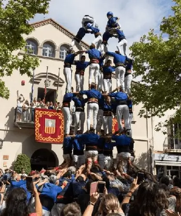 Soportes publicitarios activos durante la festividad de Santa Magdalena, la festa major de verano de Esplugues de Llobregat