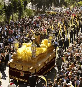 Publicidad durante el Festival Internacional de Palmeras de Elche