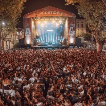 Vallas publicitarias cerca de los escenarios del Festival Acústica