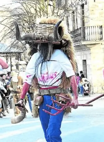 Soportes publicitarios activos durante los Aratusteak, los carnavales de febrero en Galdakao