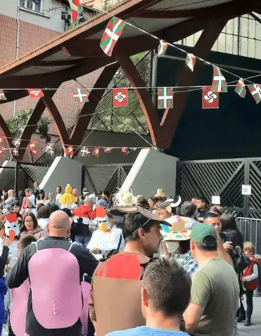 Soportes publicitarios activos durante las fiestas del barrio de Aperribai, en la entrada oeste de Galdakao