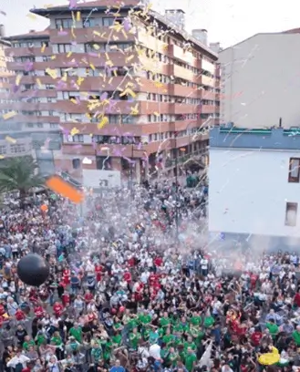 Soportes publicitarios activos durante las Santakurtzak, las fiestas patronales de septiembre en Galdakao
