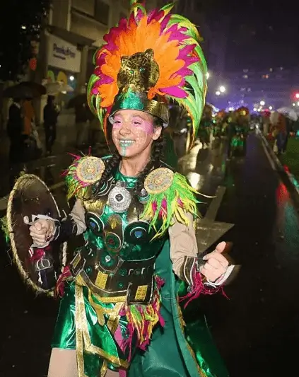 Soportes publicitarios activos durante el Antroxu, el carnaval de Gijón declarado de Interés Turístico Regional