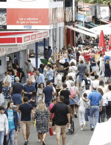 Soportes publicitarios activos durante la Feria Internacional de Muestras de Asturias, en el recinto Luis Adaro de Gijón