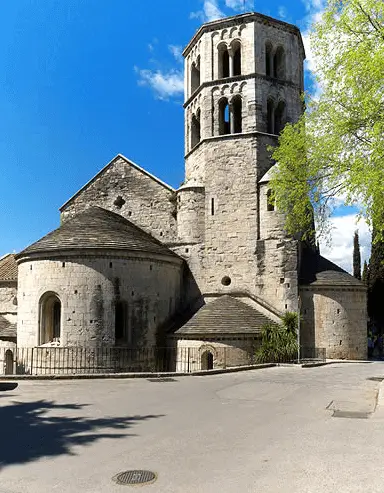 Publicidad exterior durante la exposición de arte en Sant Pere de Galligants