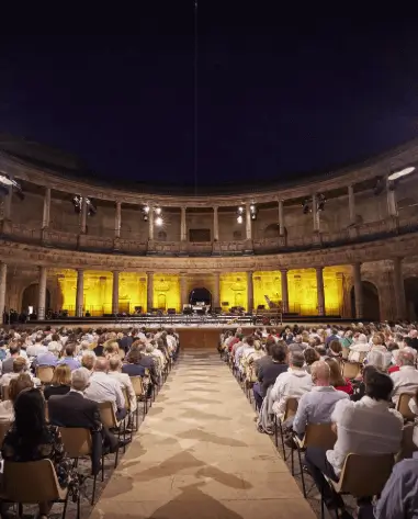 Publicidad exterior durante el Festival Internacional de Música y Artes en Granada