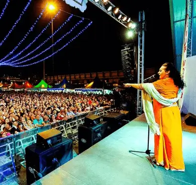 Publicidad exterior durante el Festival de las Naciones en Huelva