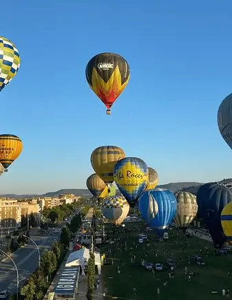 Publicidad exterior en el European Balloon Festival Globos aerostáticos sobre Igualada