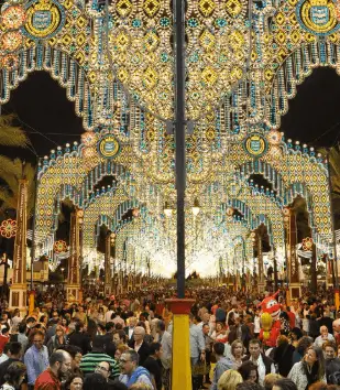 Soportes publicitarios activos durante la Feria de San Lucas, declarada de Interés Turístico Nacional y última gran feria de Andalucía
