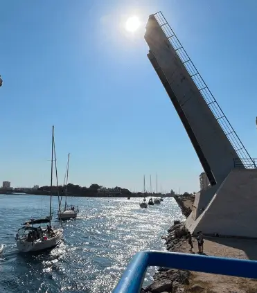 Soportes publicitarios activos durante el cierre de temporada y el puente de octubre en La Manga del Mar Menor