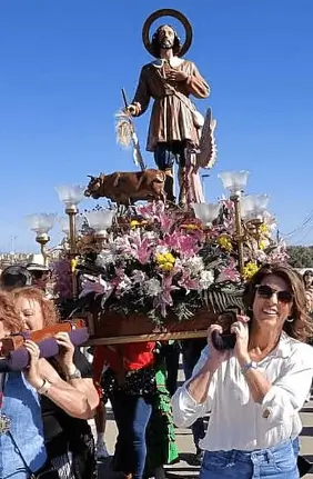 Soportes publicitarios activos durante las fiestas patronales de Los Belones, núcleo interior de acceso a La Manga