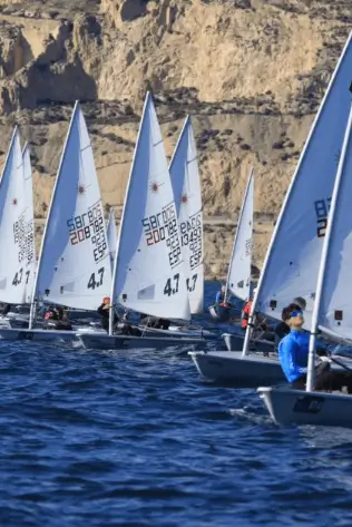 Soportes publicitarios activos durante las regatas y competiciones náuticas celebradas en el Mar Menor desde La Manga