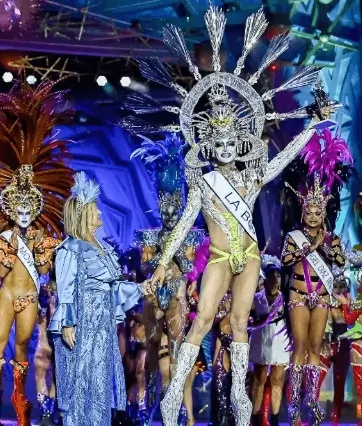Soportes publicitarios activos durante el Carnaval de Las Palmas, una de las mayores fiestas de calle de Canarias