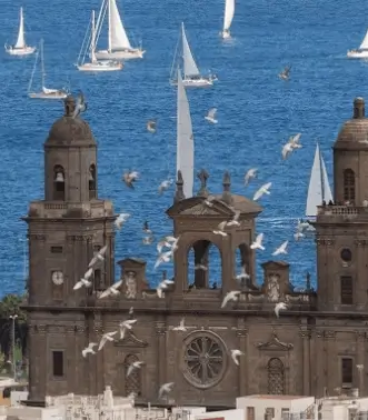 Soportes publicitarios durante la salida de la regata ARC desde el puerto de La Luz de Las Palmas de Gran Canaria