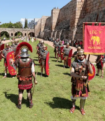 Soportes publicitarios activos durante Emerita Lvdica, recreación histórica romana que llena el casco antiguo y los monumentos de Mérida a comienzos de junio