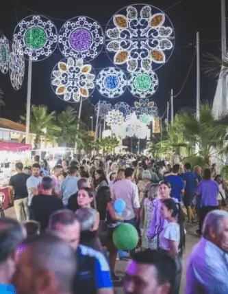 Soportes publicitarios activos durante la Feria de Mérida a finales de agosto y principios de septiembre, con festejos taurinos, conciertos y feria de día en el centro
